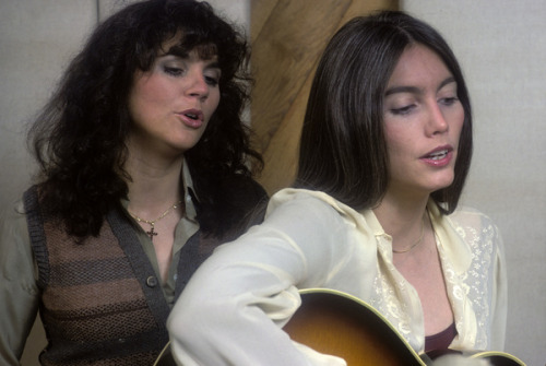 Ronstadt &amp; Harris singing